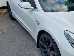 Vit Begagnad 2019 Tesla Model 3 Standard Range Plus Sedan | 200 000 kr (Marknadspris)