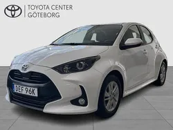 Vit Begagnad 2022 Toyota Yaris Hybrid Active Halvkombi | 224 900 kr (Marknadspris)