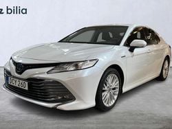 Vit Begagnad 2020 Toyota Camry Hybrid Executive Sedan | 289 900 kr (Marknadspris)