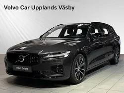 Grå Begagnad 2024 Volvo V60 Plus Kombi | 489 900 kr (Marknadspris)