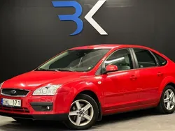 Röd Begagnad 2005 Ford Focus Halvkombi | 59 900 kr (Dyr)