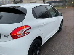 Vit Begagnad 2012 Peugeot 208 Halvkombi | 72 900 kr (Marknadspris)