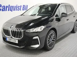 Svart (safirsvart metallic) Begagnad 2023 BMW 225 Active Tourer M Sport Minibuss | 389 000 kr (Marknadspris)