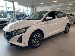Vit Ny 2024 Hyundai i20 Essential Halvkombi | 221 900 kr (Marknadspris)