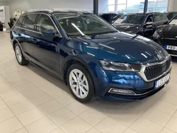 Blå (lava blue metallic) Begagnad 2024 Skoda Octavia Business Line Kombi | 354 900 kr (Lite dyr)
