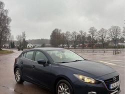 Blå Begagnad 2016 Mazda 3 Inclusive Halvkombi | 127 000 kr (Marknadspris)