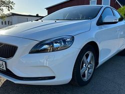 Vit Begagnad 2017 Volvo V40 Kombi | 144 900 kr (Marknadspris)