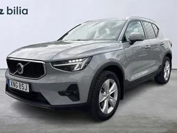 Grå Begagnad 2023 Volvo XC40 Core SUV | 349 900 kr (Marknadspris)