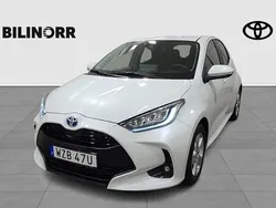Vit Begagnad 2023 Toyota Yaris Hybrid Active Halvkombi | 249 900 kr (Lite dyr)