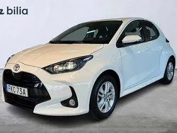 Vit Begagnad 2024 Toyota Yaris Hybrid Active Halvkombi | 249 900 kr (Marknadspris)