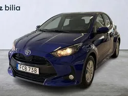 Blå Begagnad 2024 Toyota Yaris Hybrid Active Halvkombi | 244 900 kr (Marknadspris)