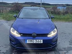 Blå Begagnad 2018 VW Golf VII R Halvkombi | 324 900 kr