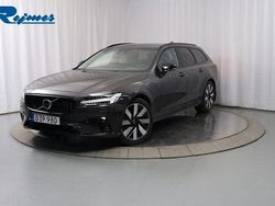 Grå (platinum grey metallic) Begagnad 2025 Volvo V90 Plus Kombi | 489 900 kr (Marknadspris)