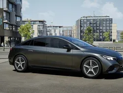 Selenitgrå metallic Ny 2024 Mercedes EQE350 AMG line Sedan | 814 750 kr (Dyr)