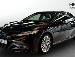 Mörkbrun (brown) Begagnad 2020 Toyota Camry Executive Sedan | 269 900 kr (Superpris)
