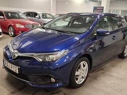 Blå Begagnad 2017 Toyota Auris Hybrid Active Halvkombi | 133 000 kr (Bra pris)