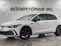 Vit Begagnad 2023 VW Golf VIII GTI Halvkombi | 369 900 kr (Marknadspris)