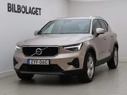 Ljusgrå Begagnad 2023 Volvo XC40 Core SUV | 334 800 kr (Marknadspris)