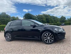Svart Begagnad 2016 VW Golf VII Halvkombi | 99 500 kr (Marknadspris)