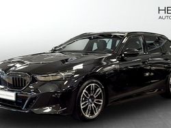 Svart (black) Begagnad 2025 BMW 530e M Sport Kombi | 668 700 kr (Marknadspris)