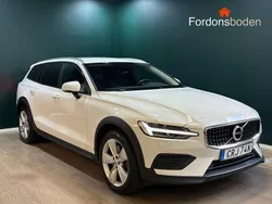 Vit Begagnad 2021 Volvo V60 CC Momentum Kombi | 284 800 kr (Marknadspris)