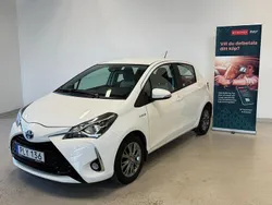 Vit Begagnad 2017 Toyota Yaris Hybrid Active Halvkombi | 128 800 kr (Marknadspris)