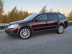 Röd Begagnad 2011 Skoda Octavia Scout Kombi | 79 000 kr (Lite dyr)