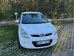 Vit Begagnad 2011 Hyundai i20 Select Halvkombi | 58 000 kr (Marknadspris)