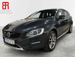 Grå Begagnad 2018 Volvo V60 CC Summum Kombi | 229 900 kr (Marknadspris)