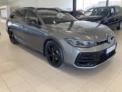 Mörkgrå (diabase grey metallic gre) Begagnad 2024 VW Passat R-line Kombi | 514 900 kr