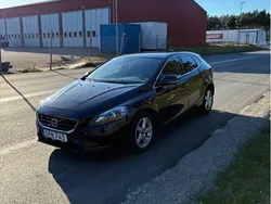 Svart Begagnad 2015 Volvo V40 Momentum Kombi | 85 000 kr (Marknadspris)