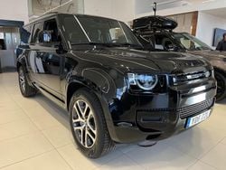 Svart (santorini black metallic) Ny 2025 Land Rover Defender SE Dynamic SUV | 1 312 800 kr (Marknadspris)