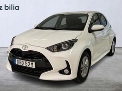 Vit Begagnad 2025 Toyota Yaris Hybrid Active Halvkombi | 259 900 kr (Marknadspris)