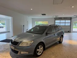 Ljusgrå Begagnad 2009 Skoda Octavia Elegance Kombi | 39 900 kr (Lite dyr)