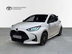 Vit Begagnad 2023 Toyota Yaris Hybrid Style Halvkombi | 249 900 kr (Marknadspris)