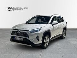 Vit Begagnad 2020 Toyota RAV4 Hybrid Active SUV | 339 900 kr (Marknadspris)