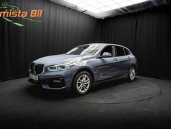Mörkgrå Begagnad 2019 BMW 118 Shadowline Halvkombi | 214 900 kr (Marknadspris)