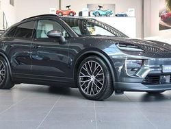 Grå Ny 2025 Porsche Macan 4 Electric SUV | 989 000 kr (Marknadspris)