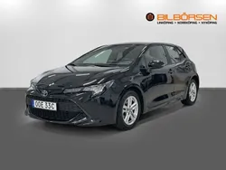 Svart Begagnad 2022 Toyota Corolla Hybrid Active Halvkombi | 239 900 kr (Marknadspris)
