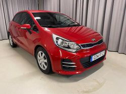 Röd Begagnad 2015 Kia Rio Halvkombi | 89 900 kr (Marknadspris)