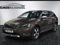 Mörkbrun Begagnad 2016 Skoda Octavia Scout Kombi | 119 900 kr (Marknadspris)