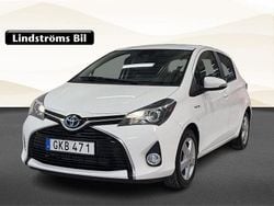Vit Begagnad 2016 Toyota Yaris Hybrid Halvkombi | 164 990 kr (Marknadspris)