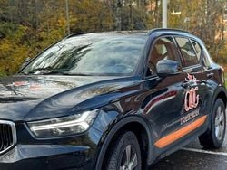 Svart Begagnad 2022 Volvo XC40 Kinetic SUV | 259 000 kr (Marknadspris)