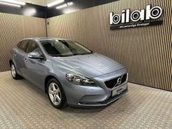 Blå Begagnad 2017 Volvo V40 Kinetic Kombi | 154 900 kr (Marknadspris)
