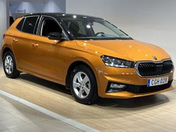 Orange (phoenix orange metallic b) Begagnad 2023 Skoda Fabia Style Halvkombi | 199 000 kr (Marknadspris)
