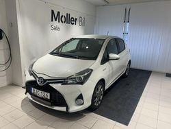 Ljusgrå (lgrå) Begagnad 2017 Toyota Yaris Hybrid Halvkombi | 119 900 kr (Bra pris)