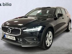 Svart Begagnad 2021 Volvo V60 CC Kombi | 319 900 kr (Marknadspris)