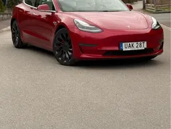 Röd Begagnad 2019 Tesla Model 3 Performance Sedan | 295 000 kr (Marknadspris)