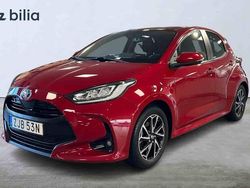 Röd Begagnad 2022 Toyota Yaris Hybrid Active Halvkombi | 219 800 kr (Marknadspris)