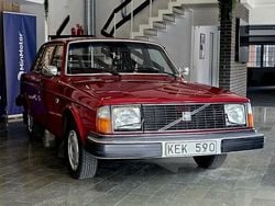 Röd Begagnad 1979 Volvo 244 Sedan | 69 999 kr